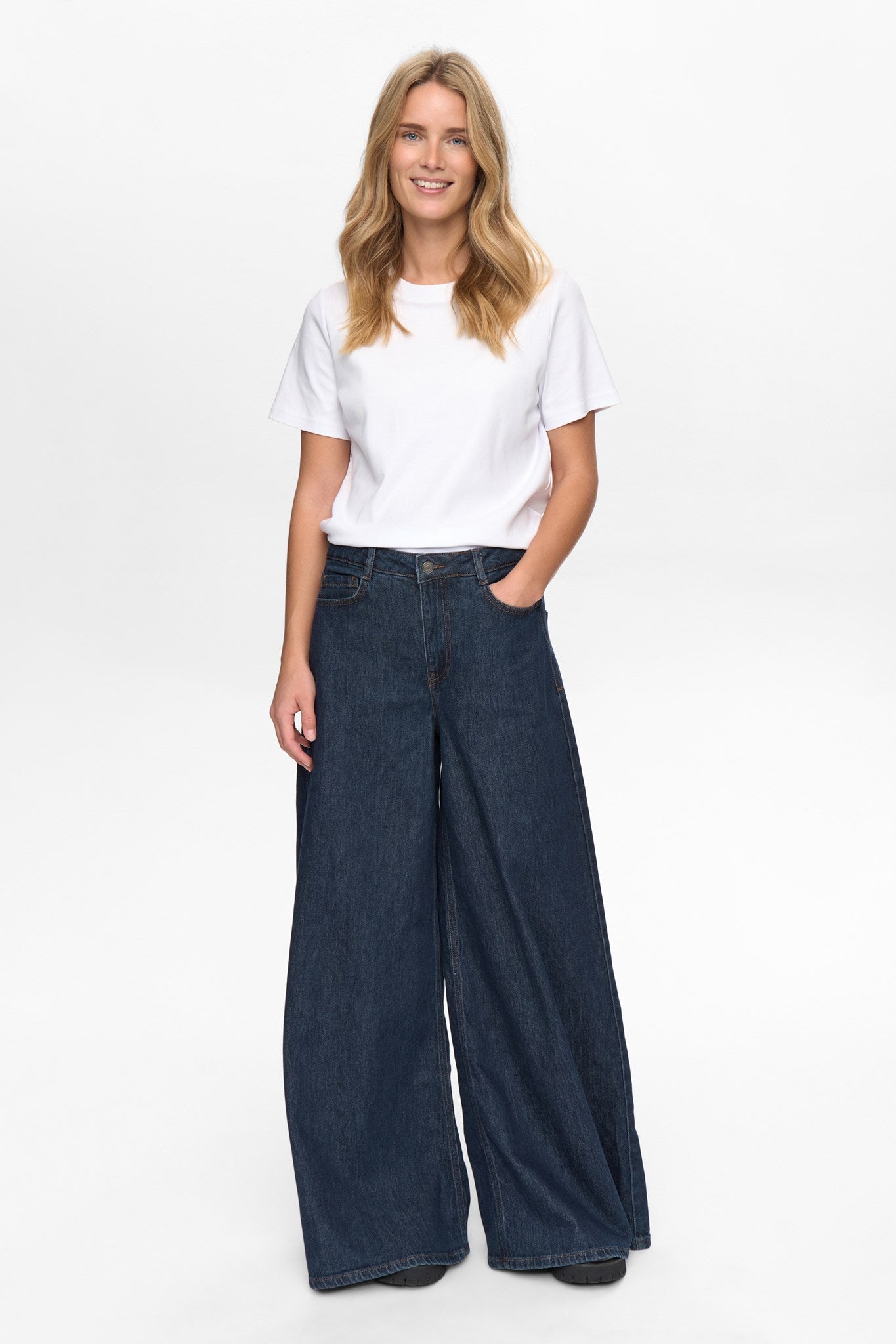 NUVENICE - HR EXTRA WIDE JEANS - Dark Blue Denim 1